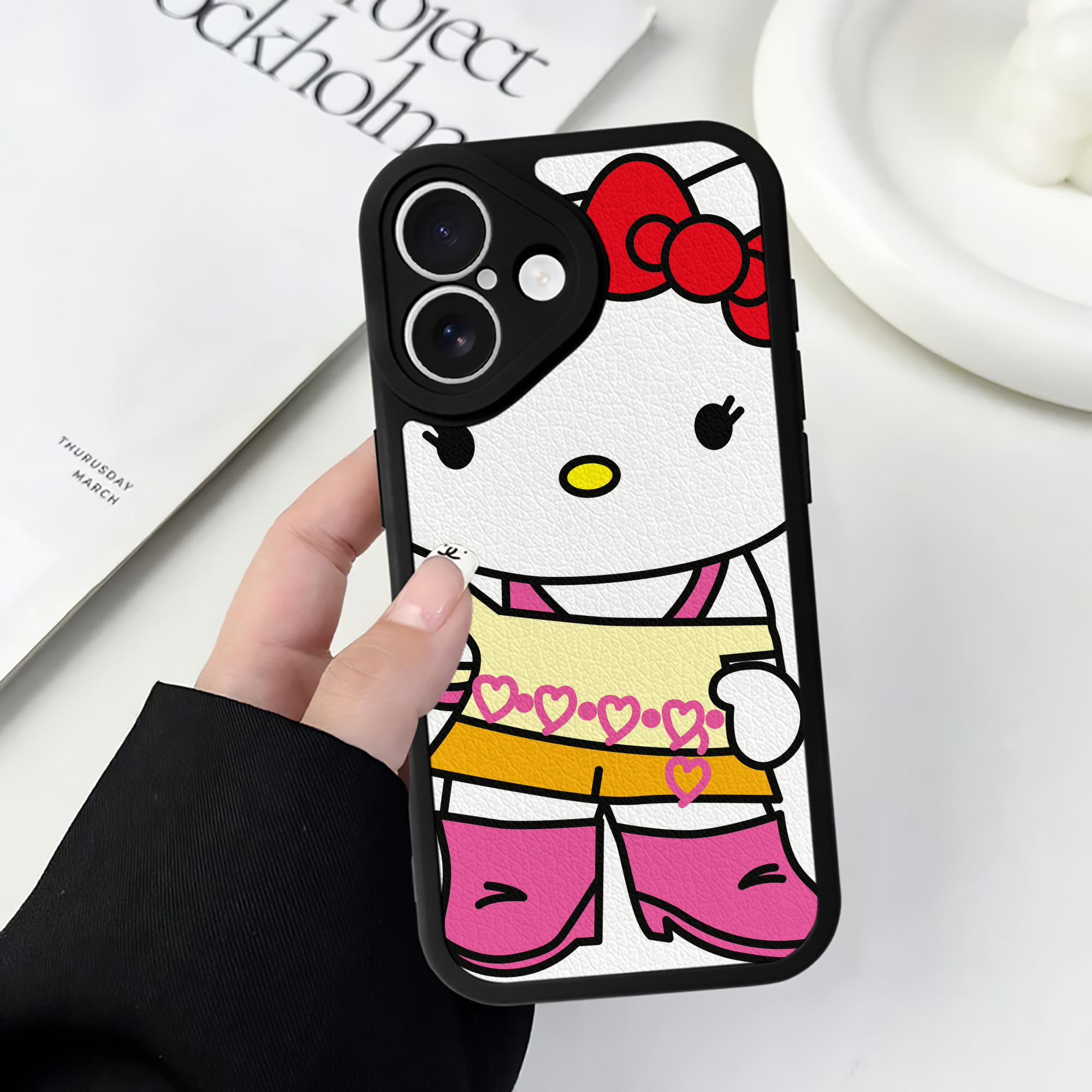 （画像用） Hello Kitty ハローキティ 【iPhone 16シリーズ対応】シリコンスマホケース（レザー調） 材質：シリコン